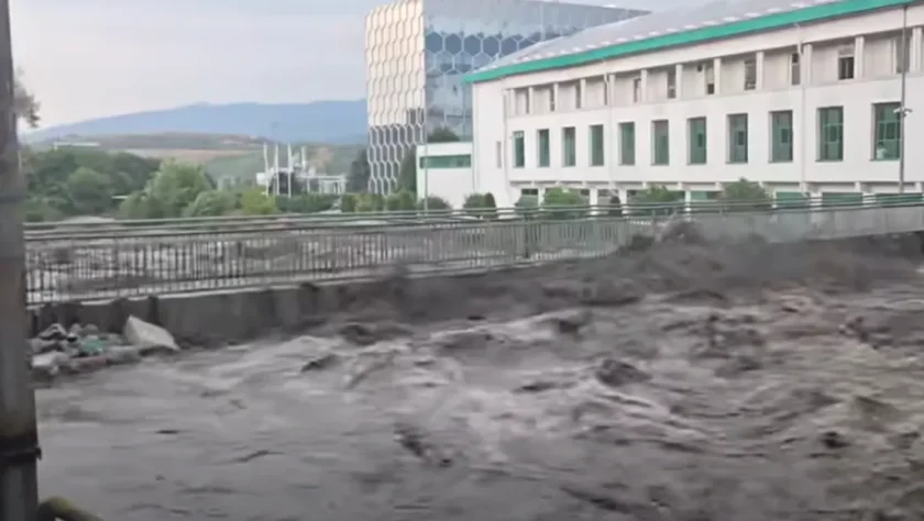 Стара река отнесе мъж, издирват го