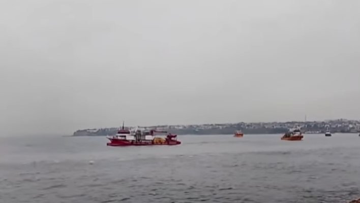 Два кораба се удариха край Истанбул, издирват екипажа на единия