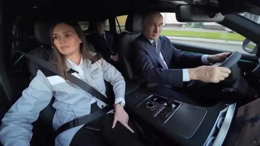 Путин подкара новата "Волга" (ВИДЕО)