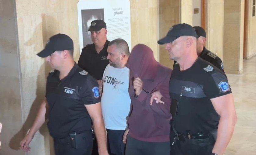 Подводните каналджии, закопчани в Бургаско, остават в ареста