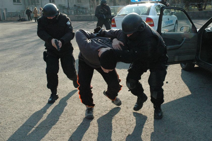 Жители на Димча: Маскирани полицаи ни пребиха без причина 