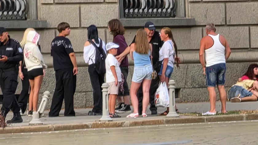 Тийнейджъри се млатиха пред служебния вход на парламента