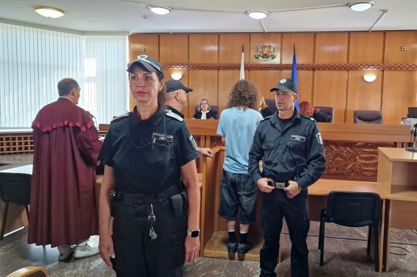 Оставиха в ареста 15-годишния убиец на Георги Кузев 