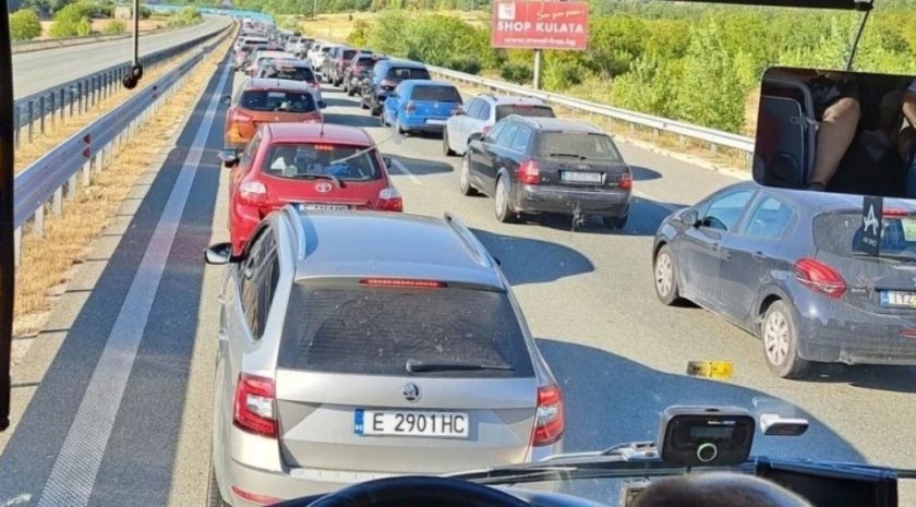 Кресненското дефиле задръстено от коли: Адски тапи, преминава се за час 