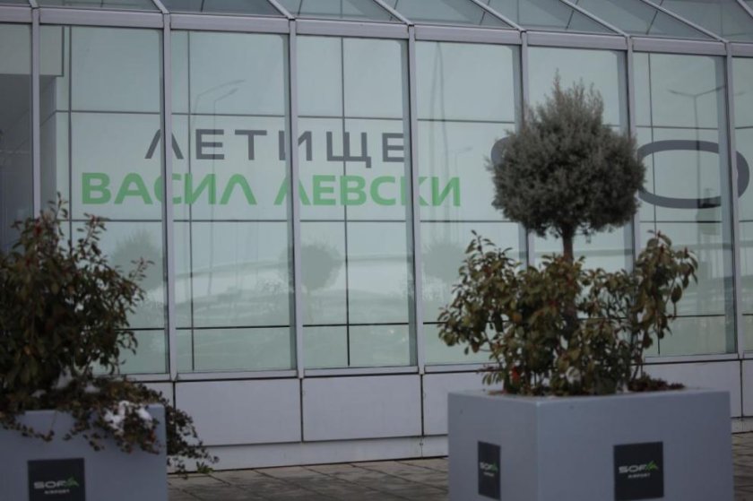 Задържаха мъж и жена с фалшиви визи на летището в София