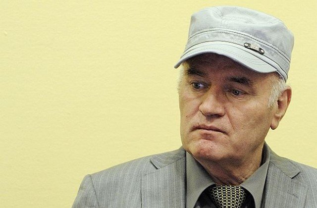 Хиляди изпращат Ратко Младич в последния му път 