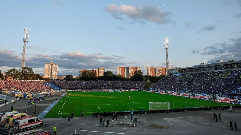 Пореден фарс заради "синята" лумпениада: Само един мач затворен Сектор "А" и пощада за безумеца Димитров!