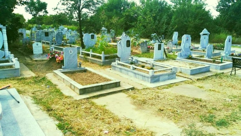 Поругаха надгробни паметници в ловешко село