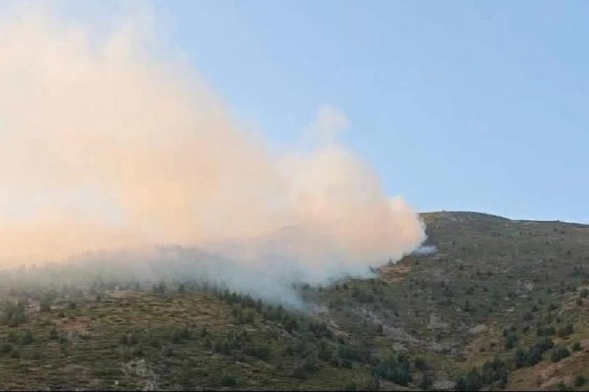 Военен хеликоптер се включи в гасенето на огнения ад над село Антон