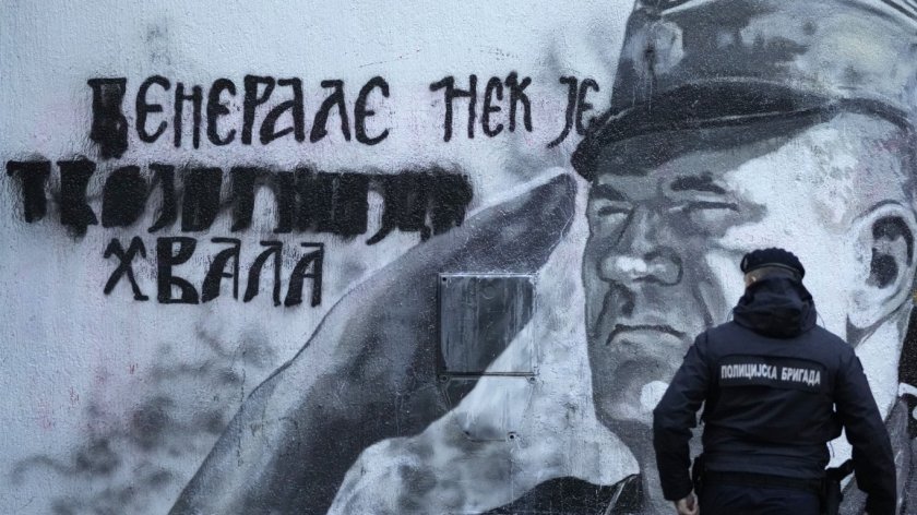 Вучич пропуска погребението на касапина Ратко Младич