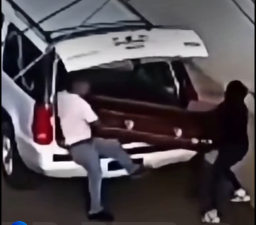 Погребални агенти оставиха ковчег с тяло на улицата и си тръгнаха