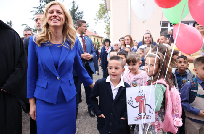 Шефката на парламента поздрави деца и учители от своето школо 