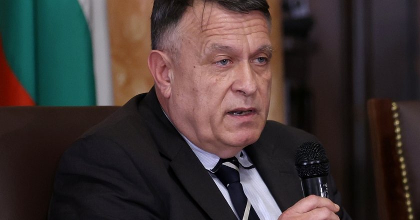 Многото помагала довели до образователната катастрофа, мисли министърът 