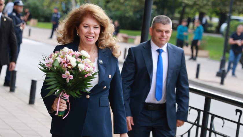 Йотова тръгва към Страсбург за среща с Мецола и евродепутати