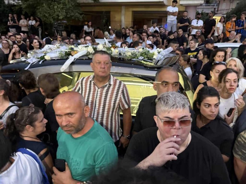 Погребват Мазонакис след всенародно бдение