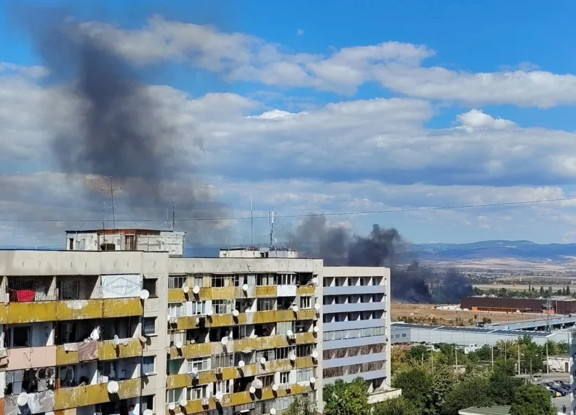 Отново: Гъст черен дим обгази "Люлин", пожар пламна до хлебозавод "Симид"
