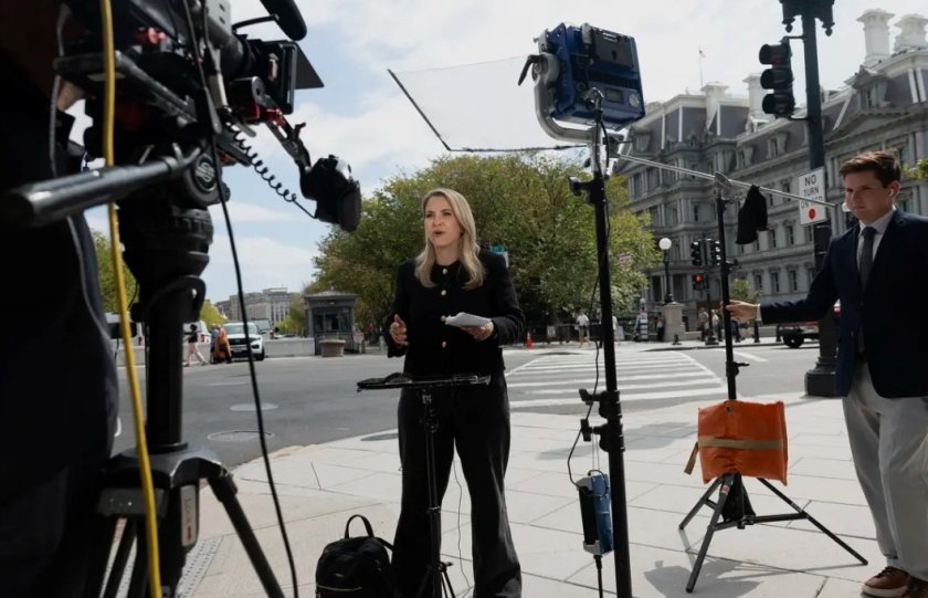 Журналистите на CNN предават от улицата след изгонването им от Белия дом