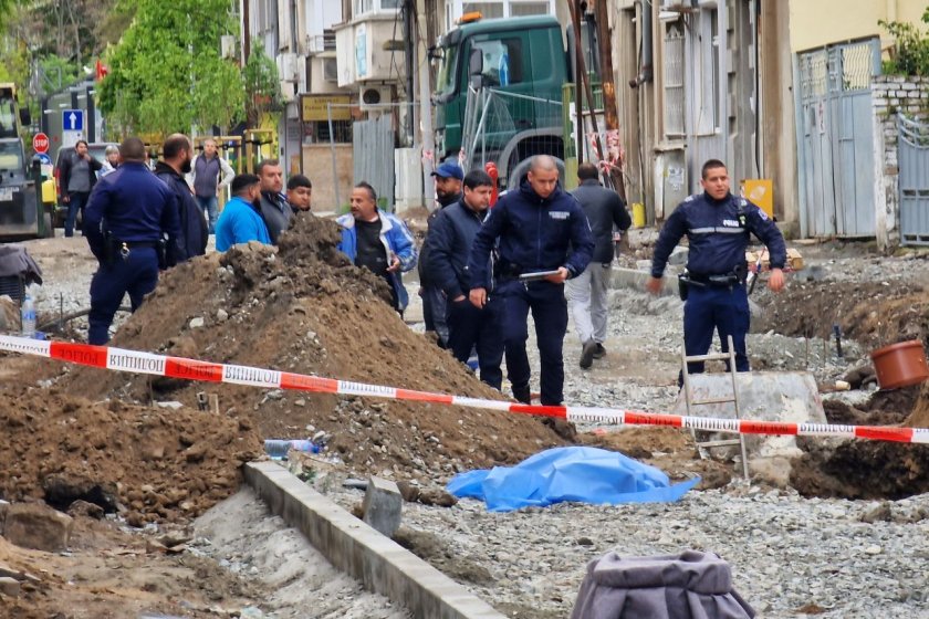 Пропаднал път и аварирал магистрален водопровод оставиха половин Варна без вода