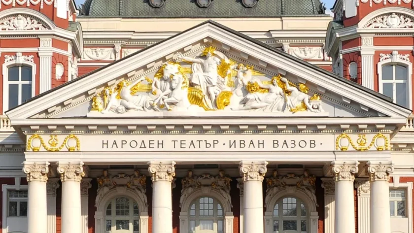 Директорът на Народния театър най-после се възмути от кич-хорото