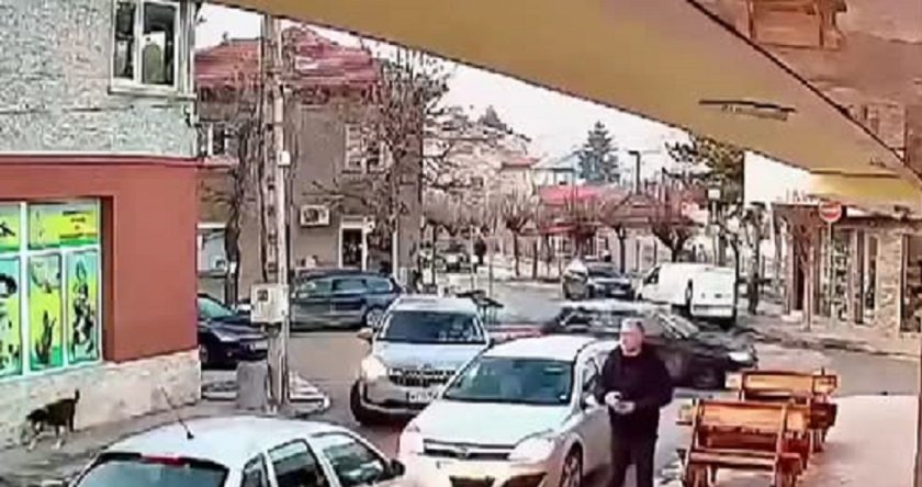 Демерджиев, спиш ли? Шефът на полицията в Бяла се прави на мъж на пътя, спира движението (ВИДЕО)