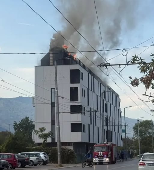 ВИДЕО: Пожар лумна на покрива на нова сграда в столичен квартал