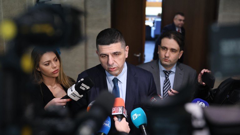 Мирчев за Йотова: Тя е наведена и страхлива