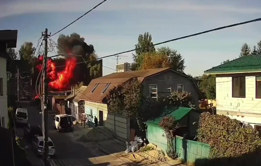 Руски дронове удариха училище и ключов мост в Киев (ВИДЕО)