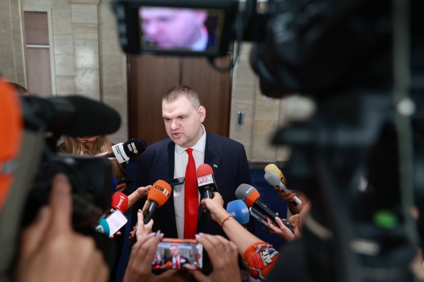 Пеевски към Демерджиев: Цените отидоха в космоса, където и той трябва да отиде! 