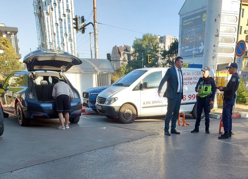 ХИТ СНИМКИ: Владо Тъпото от ПБ отнесе кола на бензиностанция с поршето си