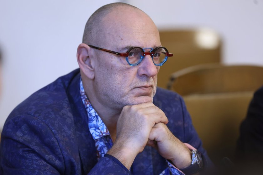 Бургас оказва голяма чест на покойния Любен Дилов-син