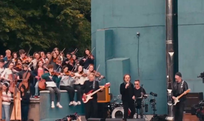 U2 направиха изненадващ концерт в двора на училището, в което са се събрали преди 50 години