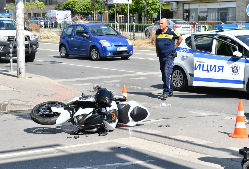 Моторист се търколи на пътя и се удари в кола в Русе