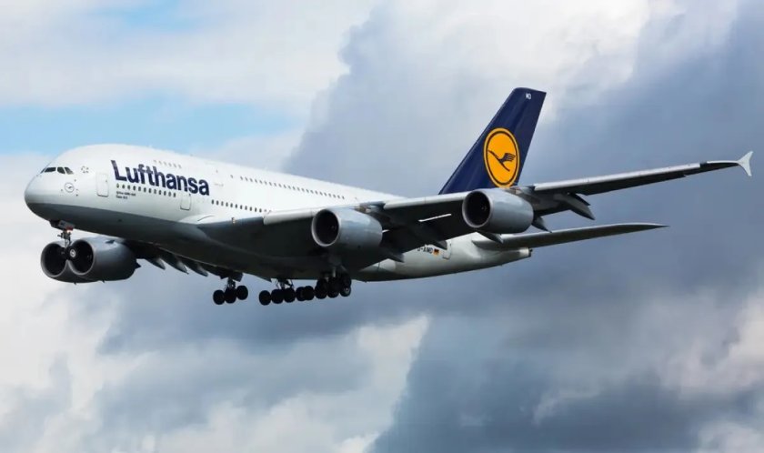 Самолет на Lufthansa кацна аварийно в Лион след самозапалване на батерия