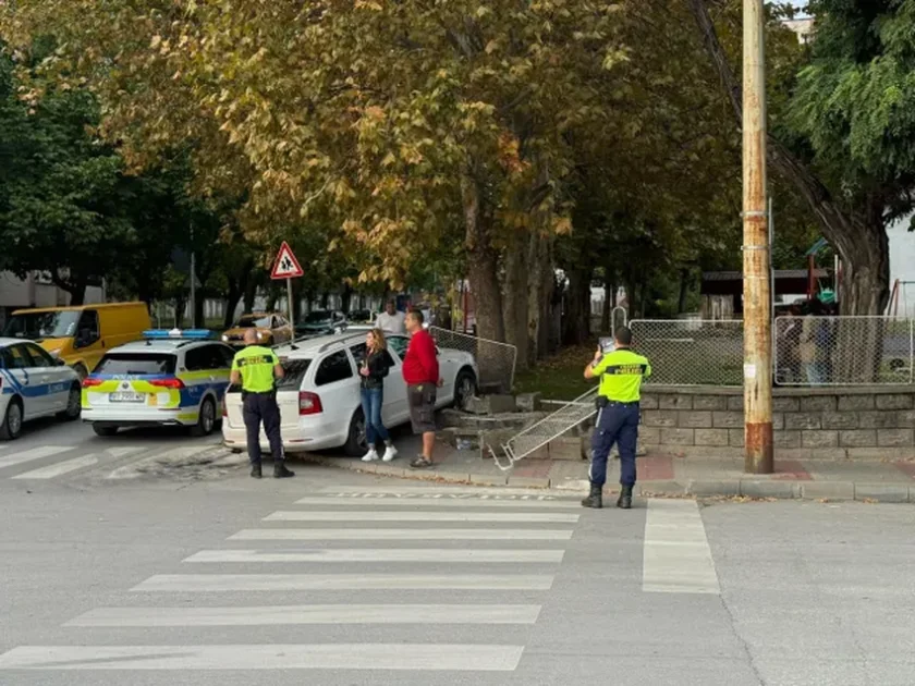 Кола се вряза в ограда на детска градина във Велико Търново