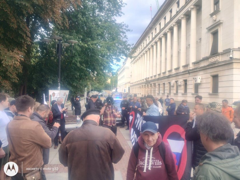 Жълтопаветни активисти изгониха хорото на идиотите пред Народния