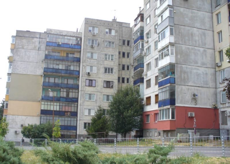 Мъж в Разград стреля с въздушна пушка по момчета пред блока