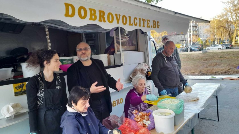 Доброволците, които раздават топла храна в Александровска болница, събират средства за нов камион