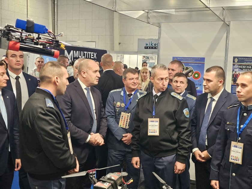 Радев мълчи като бит гъз за руските дронове: Няма място за паника