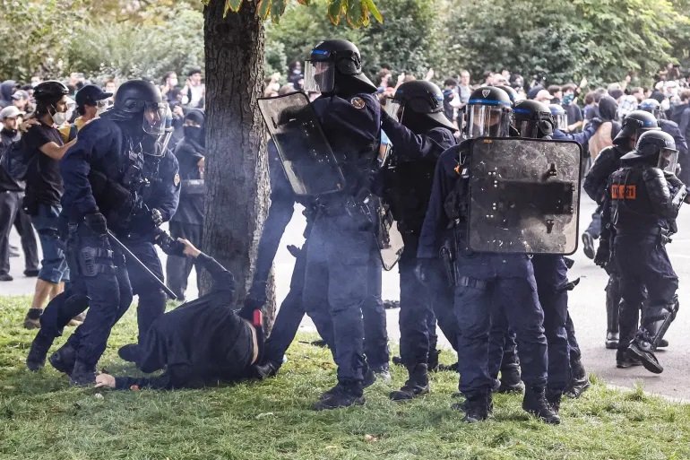 Френската полиция вече няма да мята шокови гранати срещу ученици
