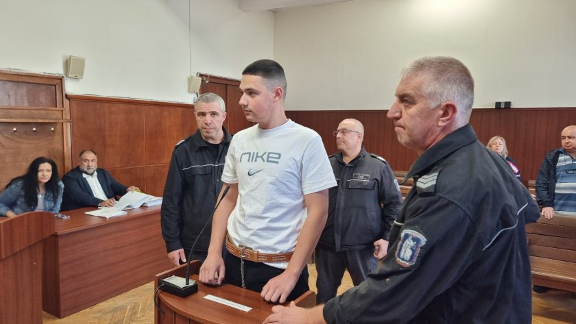 Убиецът на 18-годишната Маги от Хасково нахапан от дървеници в ареста 