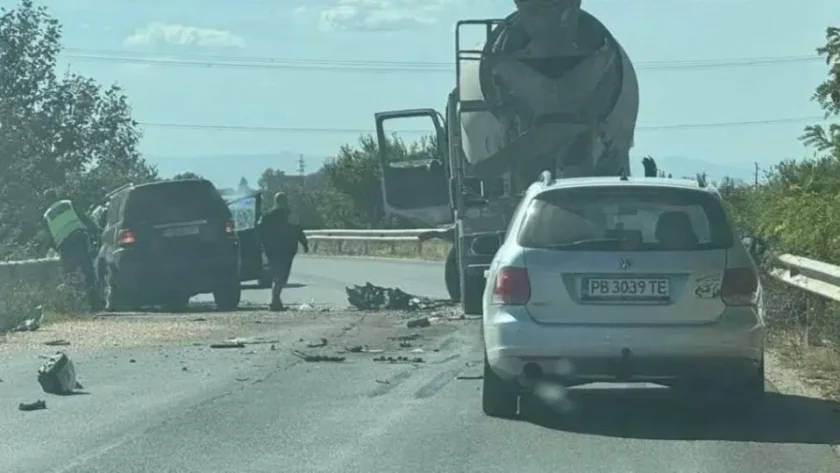 Катастрофа между джип и бетоновоз затвори път край Раковски