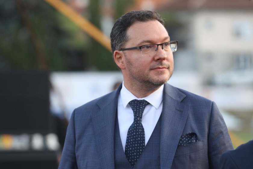 Даниел Митов с ирония: Щом не е изплувал чарк с надпис "Сделано в СССР", значи ли, че шансовете са 50 на 50?