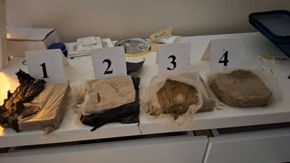 Полицаи намериха близо 2 кг хероин в къща край Сандански (СНИМКИ)