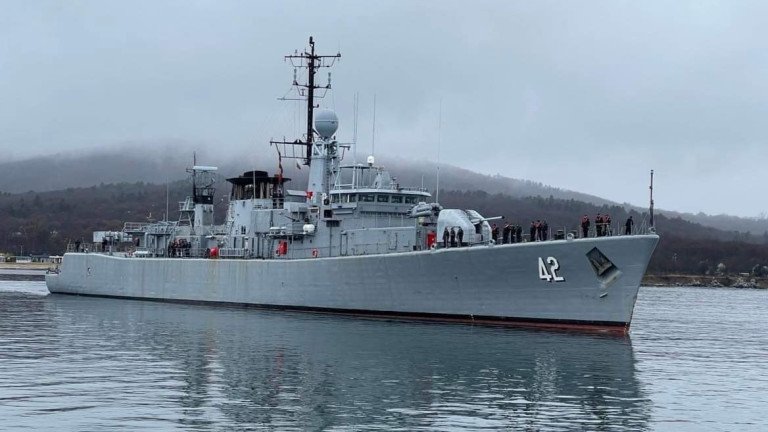 Фрегатата "Верни" от ВМС пак тръгна към мястото на ударените кораби 