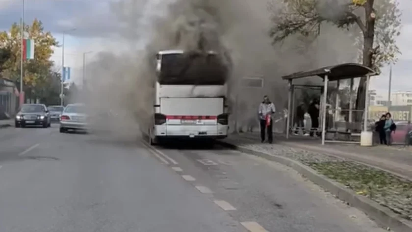 Междуградски автобус се запали в Пловдив