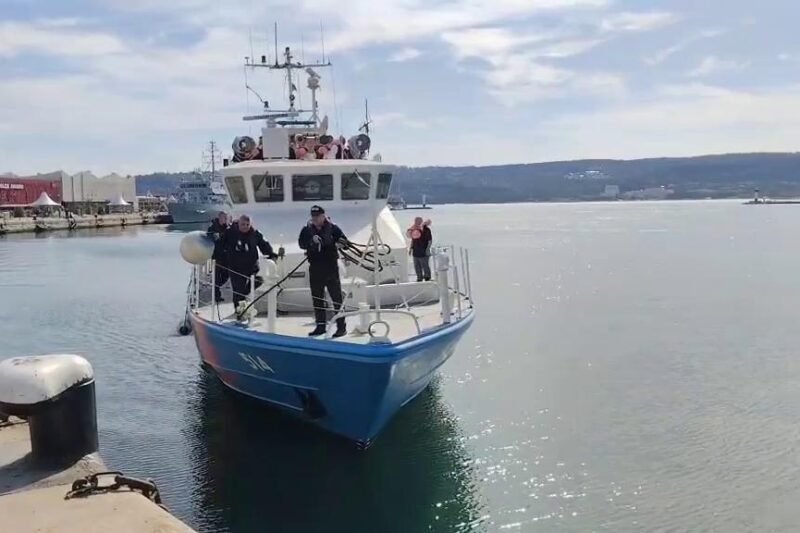 Времето съкратило спасителната операция за ударения от дронове кораб 