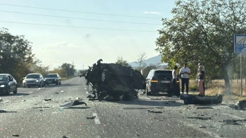 Автовоз изсипа кола на Подбалканския път