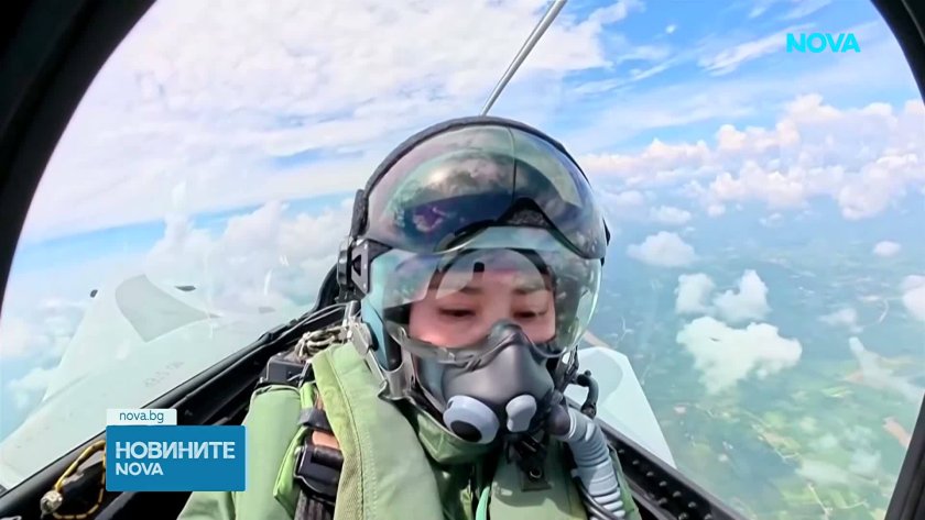 Тайландската кралица пилотира изтребител