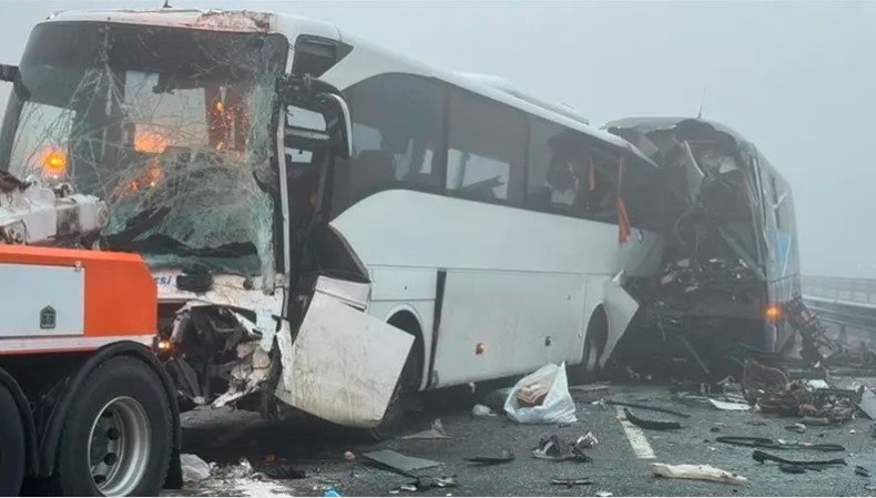 11 души загинаха при катастрофа в Турция между туристически автобус и влекач за пътна помощ