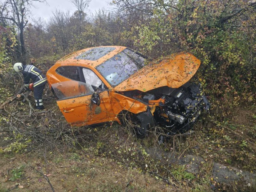 Ламборгини за 300 хил. евро се потроши в храсталаците край Ловеч (СНИМКИ)